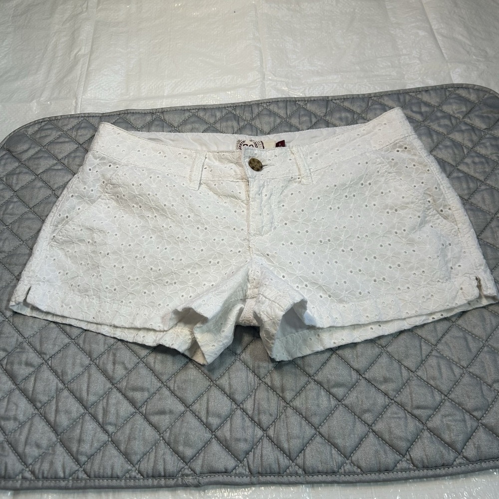 SO Heritage White Eyelet Lace Shorts - Size 9 - Y2K Boho Summer Beach